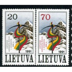 Lituania - 415/16 - 1991 Conquista del Everest por alpinistas lituanos Vista de la montaña, piolet y bandera Lujo Lituania - 415/16 - 1991 Conquista del Everest por alpinistas lituanos Vista de la montaña, piolet y bandera Lujo