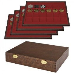 Lindner S2494-4 Estuche CARUS de madera auténtica con 4 tableros para 96 monedas o cápsulas con un diámetro externo de 42 mm - EDICIÓN ESPECIAL Lindner S2494-4 Estuche CARUS de madera auténtica con 4 tableros para 96 monedas o cápsulas con un diámetro externo de 42 mm - EDICIÓN ESPECIAL