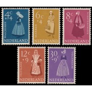 Holanda Netherlands 685/89 1958 Obras benéficas Serie verano Trajes regionales MNH