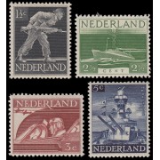 Holanda  Netherlands 429/32 1944 A la gloria de las tres armas Liberación MNH