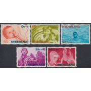 Holanda  Netherlands 839/43  1966 Obras benéficas Serie invierno Niños Lujo