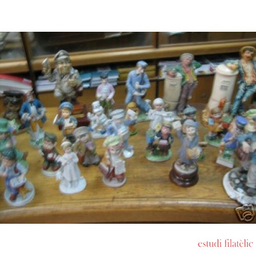 <div><strong>Colección 31 figuras motivos filatélicos Capodimonte<br />
</strong></div>