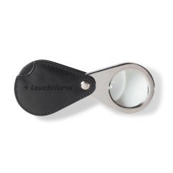 Leuchtturm 360758 Lupa de bolsillo plegable LU25 con 3 aumentos y funda de cuero auténtico negro Leuchtturm 360758 Lupa de bolsillo plegable LU25 con 3 aumentos y funda de cuero auténtico negro