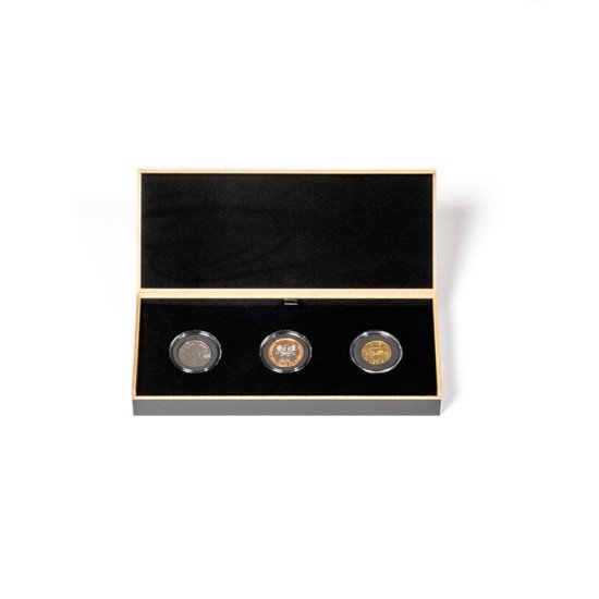 Leuchtturm 361788 Estuche LUXOR por tres monedas en cápsules de monedas (diámetro interior 33 mm) Leuchtturm 361788 Estuche LUXOR por tres monedas en cápsules de monedas (diámetro interior 33 mm)